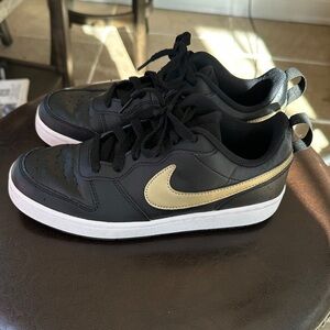Nike Low 2.0 Kids Black and Gold Sneakers 5.5 Y